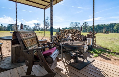 Keatchie Cabin | Come To The Country To Get Away From It All.
