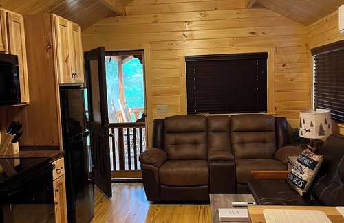 Newberry Shores House | Comfee Cozee Cabin on the Covee-Lakefront ! Kayaks! nSleeps 4