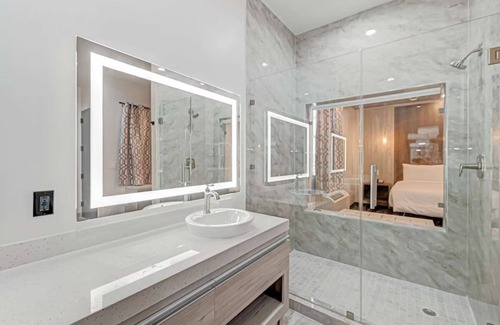 South Houston Hotel | Comfeeni Inn and Suites