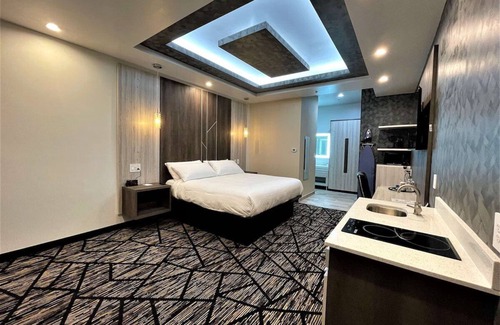 South Houston Hotel | Comfeeni Inn and Suites