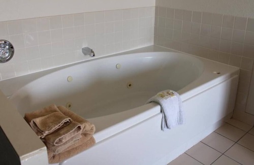 Mount Vernon House | Comfort and Convenience! Free Breakfast, Free Parking, Near Cypress Slough