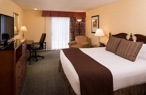 Tri-Cities Hotel | Comfort and Convenience! Pets Allowed, Outdoor Pool, Free Parking