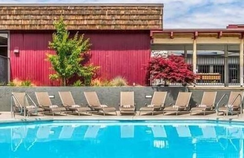 Tri-Cities Hotel | Comfort and Convenience! Pets Allowed, Outdoor Pool, Free Parking