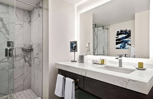 Streeterville Hotel | Comfort and Convenience! Parking, Outdoor Pool, Near Adler Planetarium