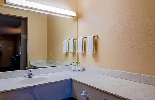 Sweet Home Hotel | Comfort and Convenience! Pool, FREE Parking and Breakfast! Near Dragon House!