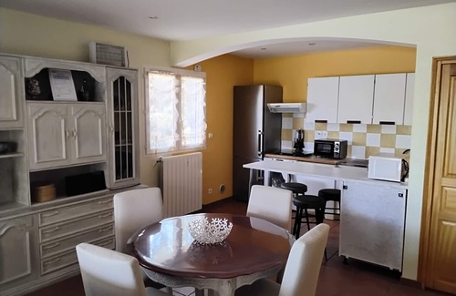 Puissalicon Apartment | Comfort - charm: Haven of peace with swimming pool, nearby sea and Languedoc treasures