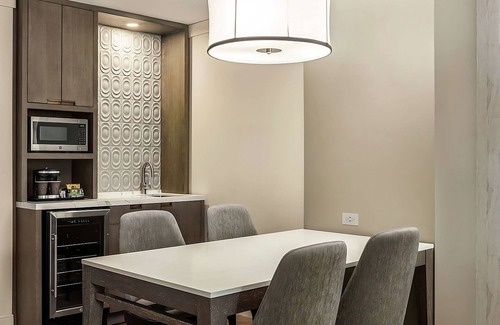 Streeterville Hotel | Comfort & Convenience, 2 Relaxing Units, Outdoor Swimming Pool, Parking