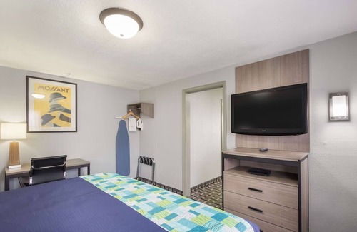 Salem Hotel | Comfort & Convenience in Knights Inn & Suites Salem! Free Parking, Pets Allowed
