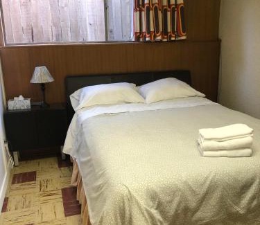 Oakridge House | Comfort cottage guest home near subway station, bus and downtown