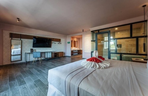 Centro Hotel | Comfort & Culture | Mid Suite with Parking and Housekeeping in Central Mérida