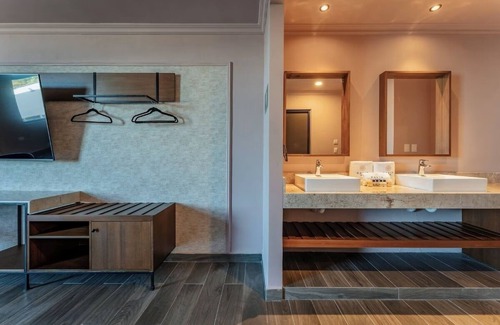 Centro Hotel | Comfort & Culture | Mid Suite with Parking and Housekeeping in Central Mérida