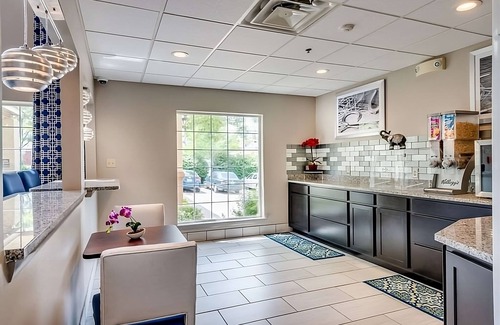 Lexington Hotel | Comfort Meets Affordability, Free Breakfast, Free Parking, Onsite Pool
