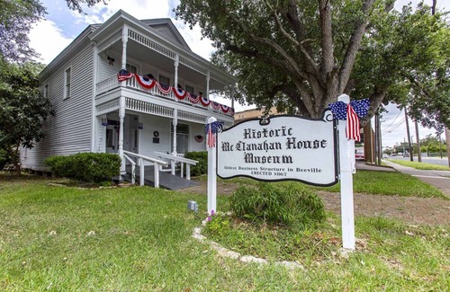Beeville House | Comfort Meets Affordability! 2 Comfortable Units, Parking, Near Flournoy Park
