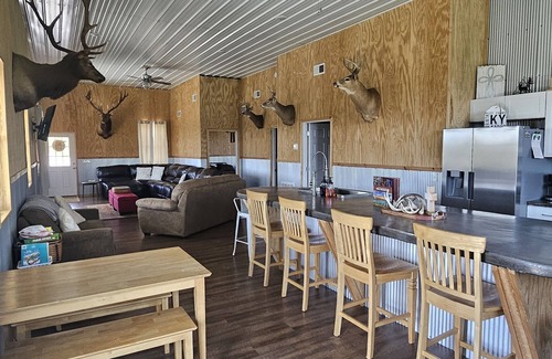 Jonesville House | Comfort & Rest @Riley Farms, ❤ of the Bluegrass- 12 mins from Ark, w/Hot Tub