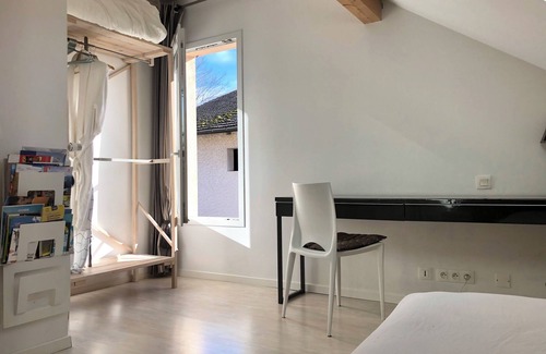 Saint-Egreve Bed & Breakfast | Comfort room in guest house l Tram