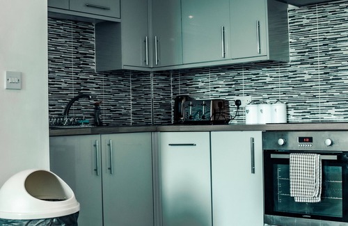 Kirkheaton Apartment | Comfort Spacious Lux Modern One Bed Maisonette King Size Bed At DealHouse 4