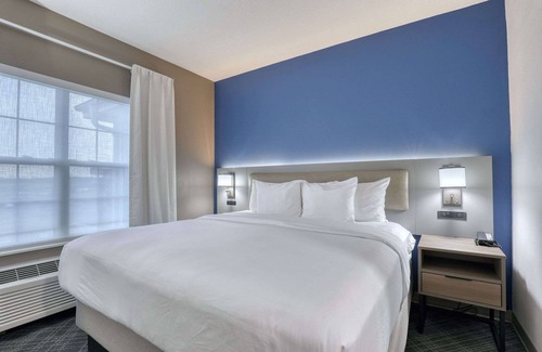 Oak Creek Hotel | Comfort Suites Milwaukee Airport