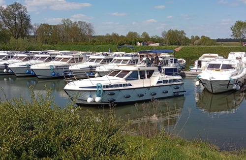 Pontailler-sur-Saone Boat Rental | Comfortable boat at dock for 5, Pontailler-sur-Saône, near shops