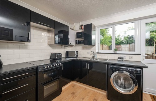 Taunton House | Comfortable 2 Bedroom Home with Parking in Taunton