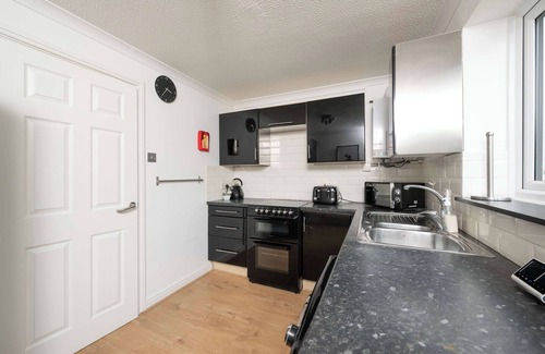 Taunton House | Comfortable 2 Bedroom Home with Parking in Taunton