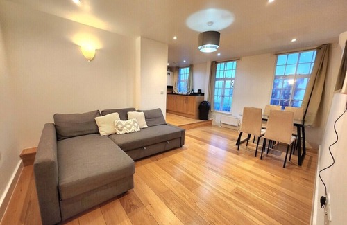 Larkhall Apartment | Comfortable 2BR Flat - 1 Min to Tube, Sleeps 6