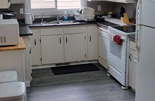 Southeast Calgary House | COMFORTABLE 3 BEDROOM HOUSE. 10-15MINUTES TO CITY CENTER OR AIRPORT.