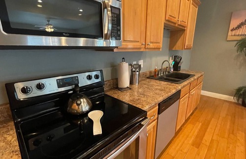 Kreole Apartment | Comfortable 3BR & 2BA/Full Kitchen/Parking