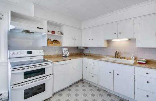 Pacific Beach House | Comfortable and dog-friendly cottage, walk to Pacific Beach State Park