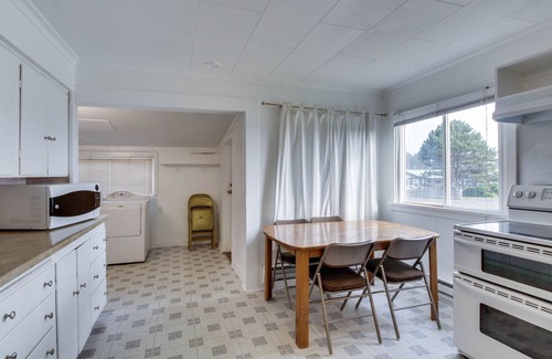 Pacific Beach House | Comfortable and dog-friendly cottage, walk to Pacific Beach State Park