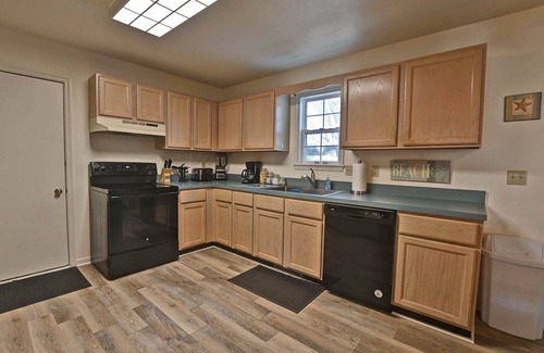 Clearwater House | Comfortable and Dog Friendly 4 Bed/2.5 bath House in the Clearwater community! Wifi, Pool, Tennis, Beach Town, Pets Allowed!