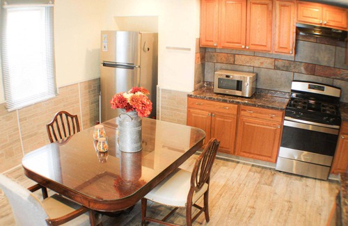 Bloomfield Apartment | Comfortable Apartment – Pittsburgh's Little Italy!