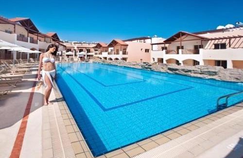 Tersefanou Apartment | Comfortable Apartment in Larnaca with Shared Pool