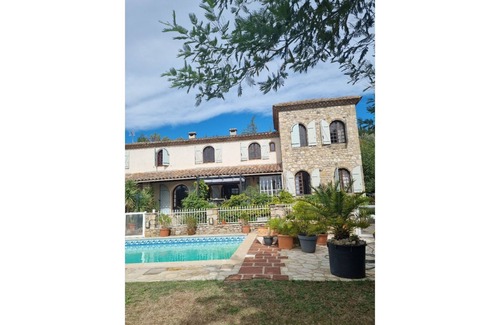 Lodeve Apartment | Comfortable apartment with swimming pool and superb view