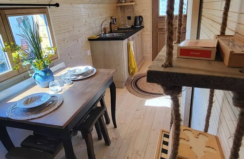 Dallon Cottage | Comfortable caravan close to town (pets welcome)