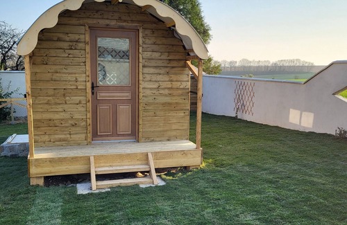 Dallon Cottage | Comfortable caravan close to town (pets welcome)