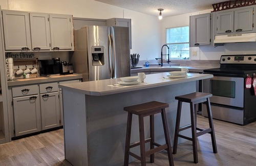 Princeton House | Comfortable Charming Ranch Getaway 4BR 3BA