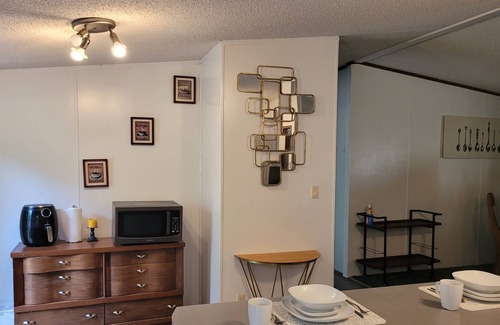 Princeton House | Comfortable Charming Ranch Getaway 4BR 3BA