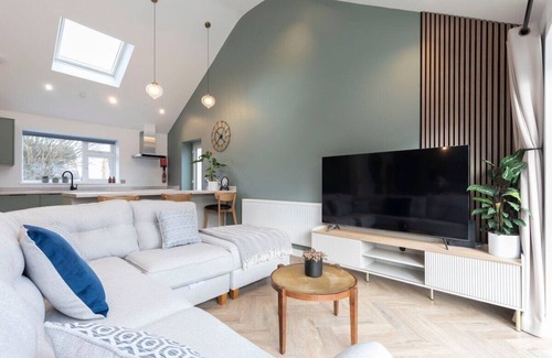 Cheltenham House | Comfortable & Contemporary 5-Bed 3 Bathroom Home