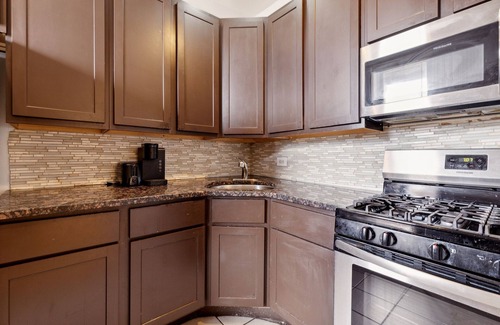 Grand Boulevard Condo | Comfortable Condo In The Heart Of Bronzeville 4 Bedroom Condo by RedAwning