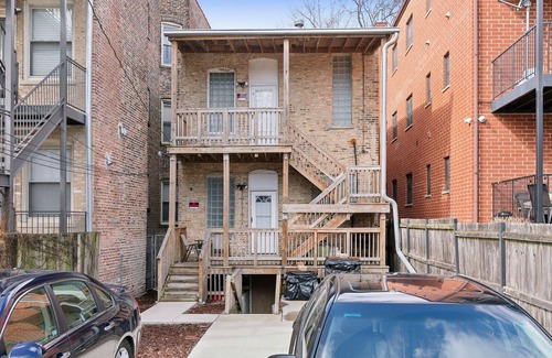 Grand Boulevard Condo | Comfortable Condo In The Heart Of Bronzeville 4 Bedroom Condo by RedAwning