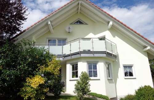 Herdwangen Schoenach Apartment | Comfortable Attic Apartment “Vogelsang” with Mountain View, Wi-Fi & Balcony