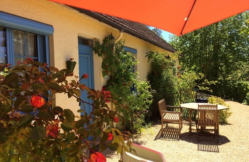 Calviac-en-Perigord Cottage | Comfortable cottage in a wooded area by the pool near Sarlat