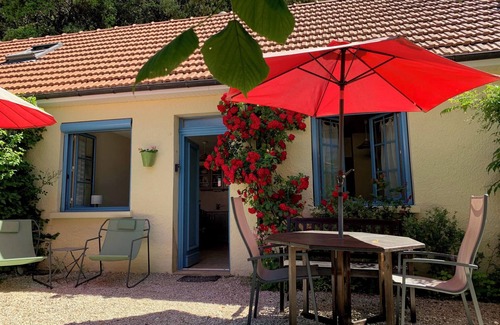 Calviac-en-Perigord Cottage | Comfortable cottage in a wooded area by the pool near Sarlat