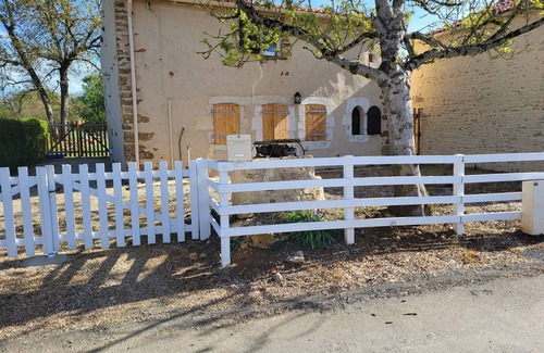 La Chapelle-Themer House | Comfortable gîte + heated pool all year round-Book at O'gite85