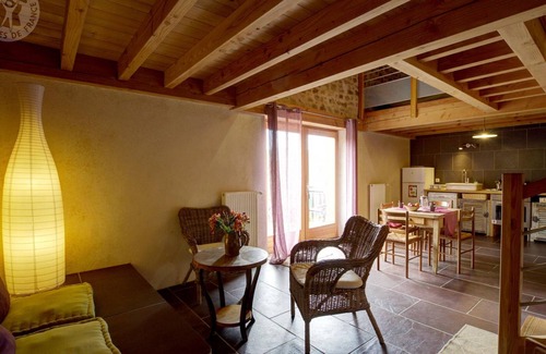 Saint-Romain-d'Urfe Cottage | Comfortable Cottage with Private Terrace - Free Wifi
