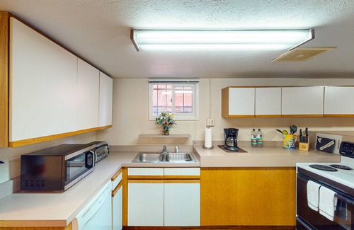 Lincoln Park Apartment | Comfortable guesthouse, prime location with patio