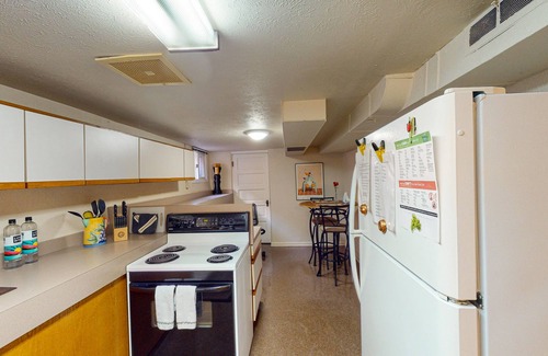Lincoln Park Apartment | Comfortable guesthouse, prime location with patio