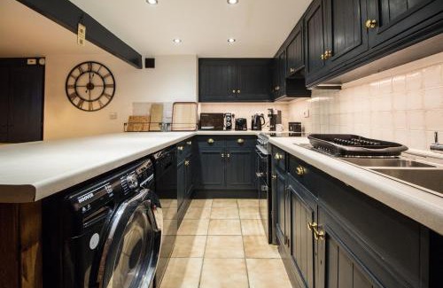 Brockholes House | Comfortable Holmfirth Home Close to Trails and Town Sleeps 5