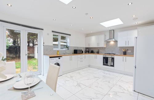 Little Holland House | Comfortable Home Away From Home
