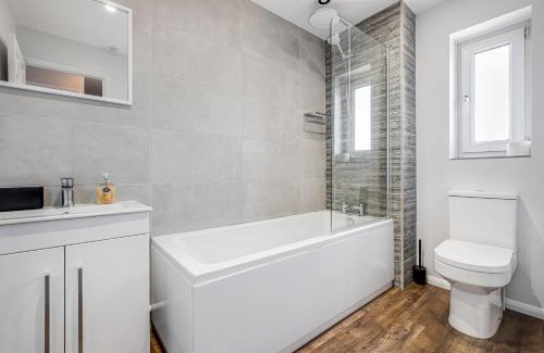Wootton Apartment | Comfortable Home away from Home with FREE Parking
